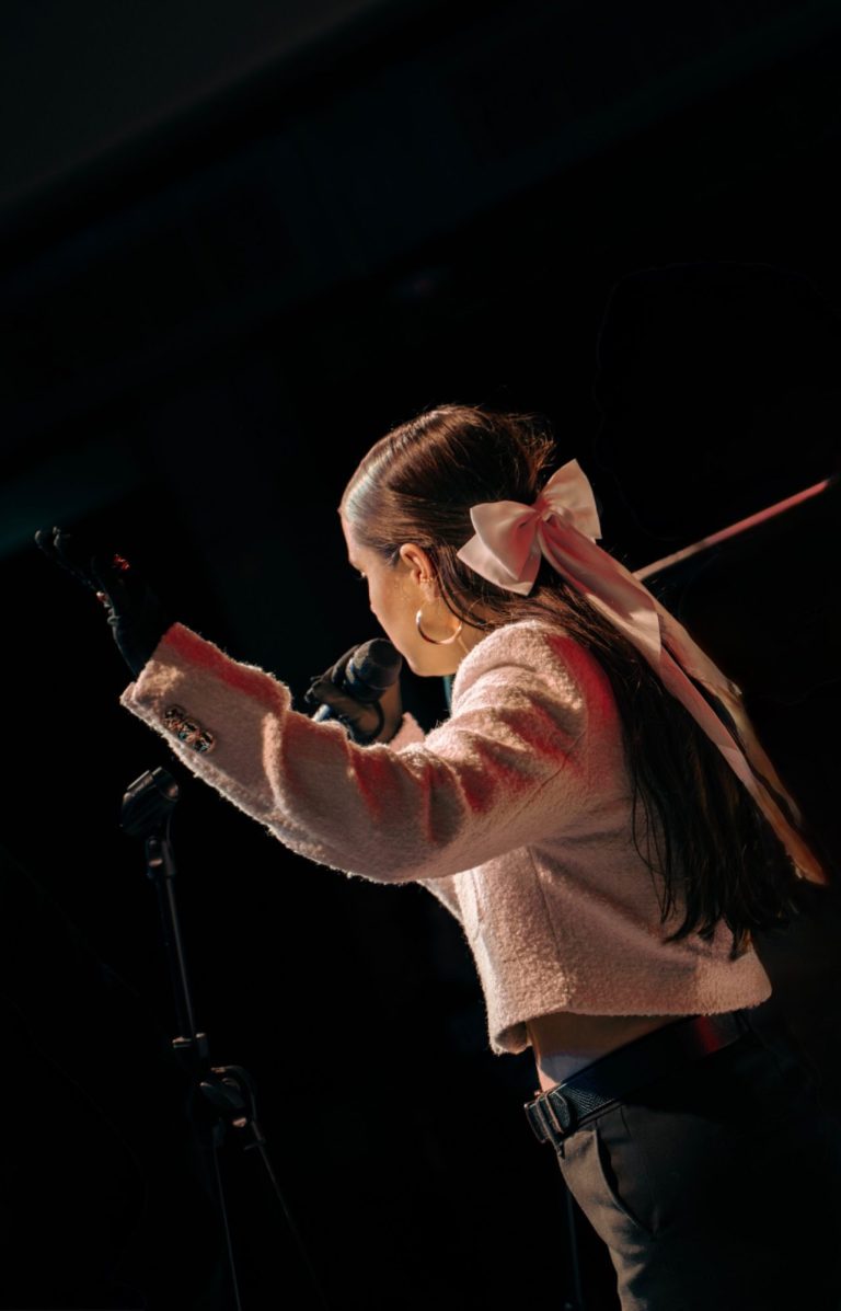 LIIVIA auf der Bühne, Rückenansicht